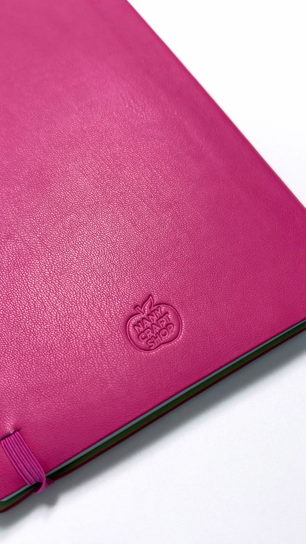 Carnet rose framboise à la couverture texturée avec logo embossé Nany Craft Shop pour journaling et papeterie dans la collection tous les produits