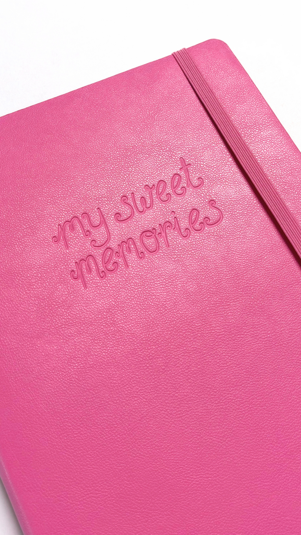 Carnet rose à couverture texturée avec fermeture élastique et inscription My Sweet Memories proposé par Nany Craft Shop dans tous les produits