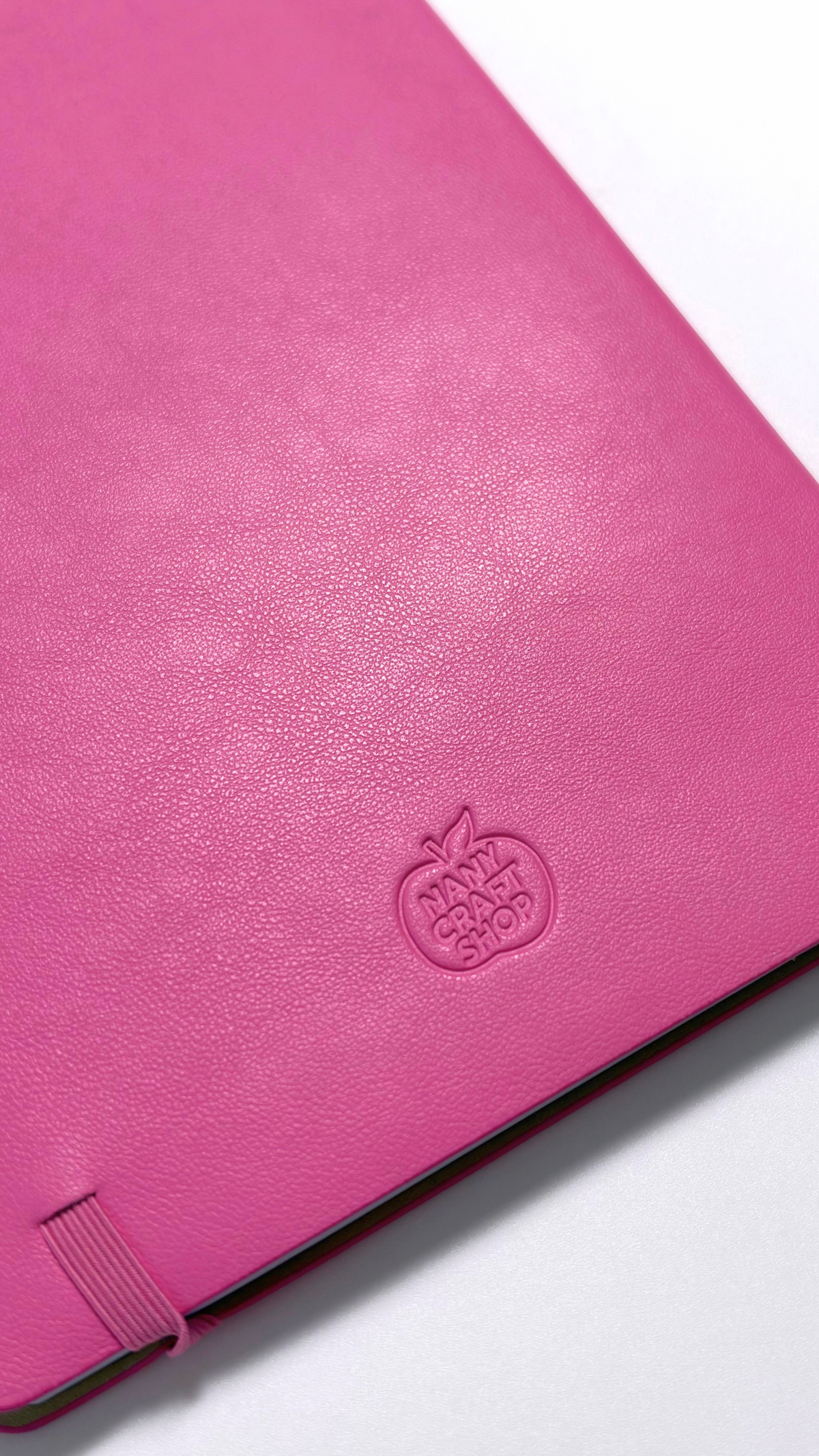 Carnet rose fuchsia à couverture texturée avec fermeture élastique et logo en relief My Sweet Memories Candy par Nany Craft Shop pour tous les produits
