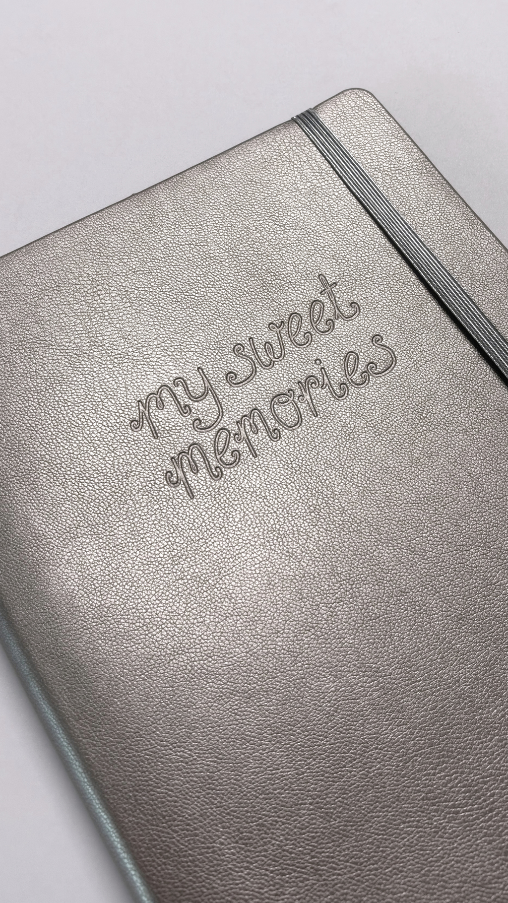 Carnet à couverture texturée dorée avec élastique et inscription My Sweet Memories proposé par Nany Craft Shop dans la collection tous les produits