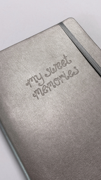 Carnet à couverture texturée dorée avec élastique et inscription My Sweet Memories proposé par Nany Craft Shop dans la collection tous les produits
