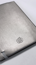 Carnet à couverture gris argenté texturée avec logo embossé et fermeture élastique par Nany Craft Shop dans la collection tous les produits