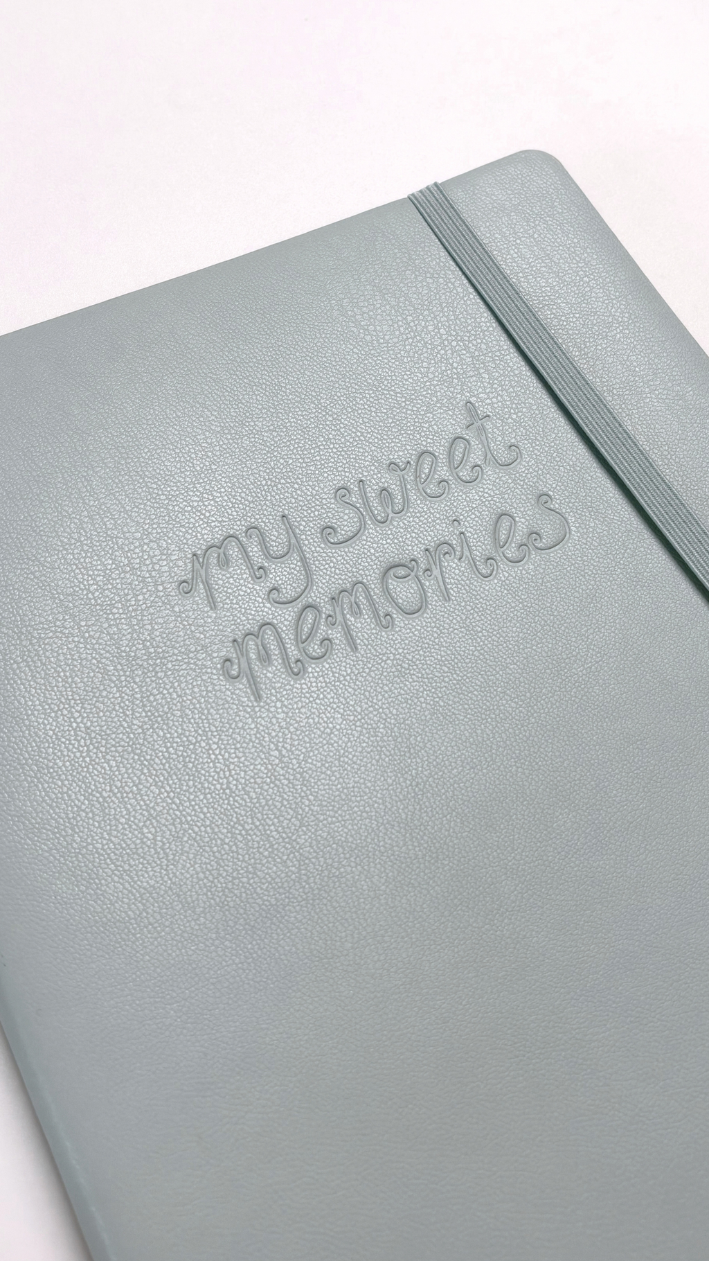 Carnet vert menthe à couverture texturée et fermeture élastique avec inscription My Sweet Memories en relief par Nany Craft Shop dans tous les produits