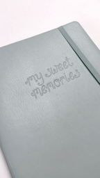 Carnet vert menthe à couverture texturée et fermeture élastique avec inscription My Sweet Memories en relief par Nany Craft Shop dans tous les produits
