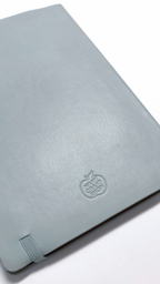 Carnet vert menthe fermé avec élastique et logo embossé pour le journaling par Nany Craft Shop dans la collection tous les produits