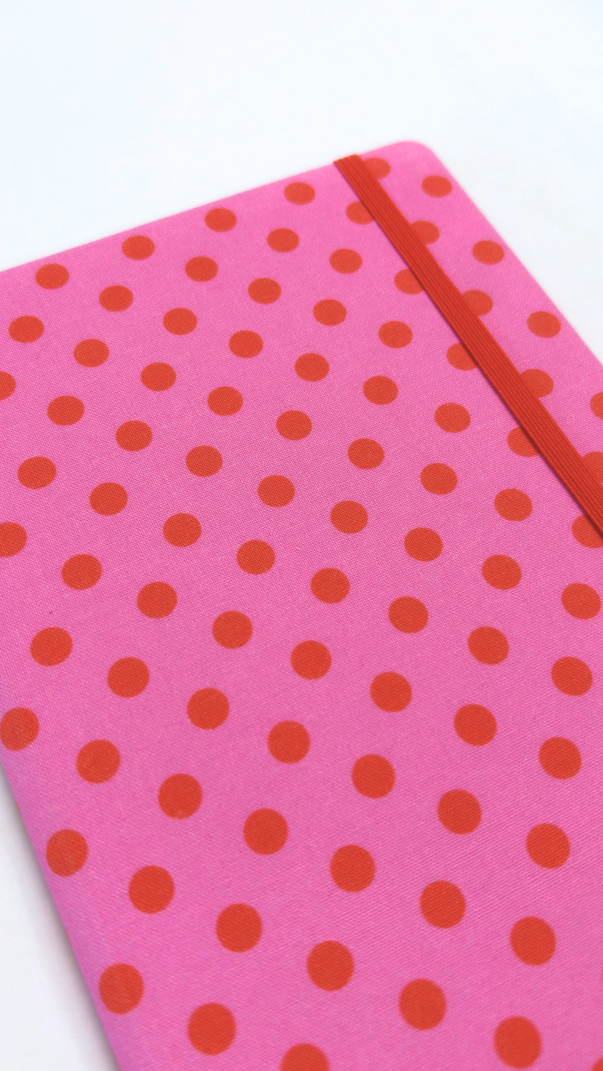 Carnet rose à pois rouges avec élastique rouge pour journaling et papeterie par Nany Craft Shop