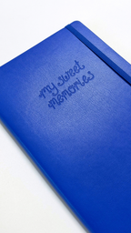 Carnet bleu cobalt à couverture texturée avec inscription en relief et fermeture élastique Nany Craft Shop tous les produits