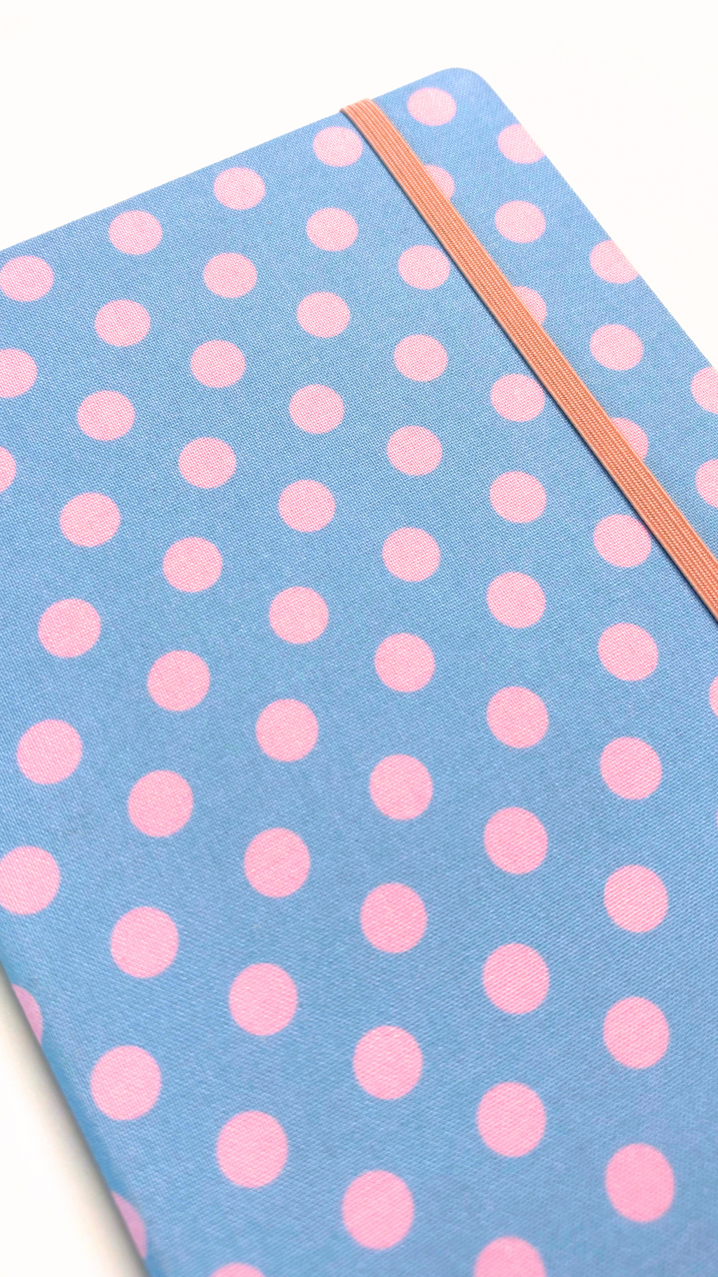 Carnet de notes bleu à pois roses avec fermeture élastique pour journaling par Nany Craft Shop dans la collection tous les produits