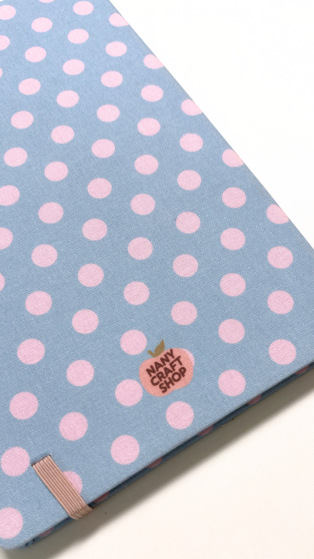 Carnet de journaling bleu à pois roses avec fermeture élastique pour la papeterie Nany Craft Shop dans la collection tous les produits