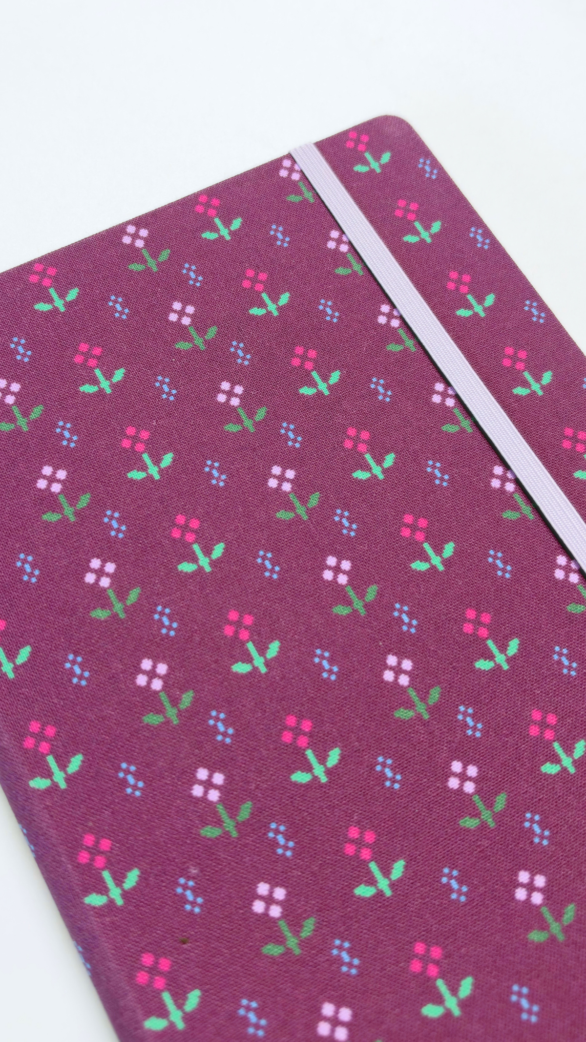 Carnet de journaling à couverture bordeaux ornée de petites fleurs colorées et fermé par un élastique Nany Craft Shop collection tous les produits