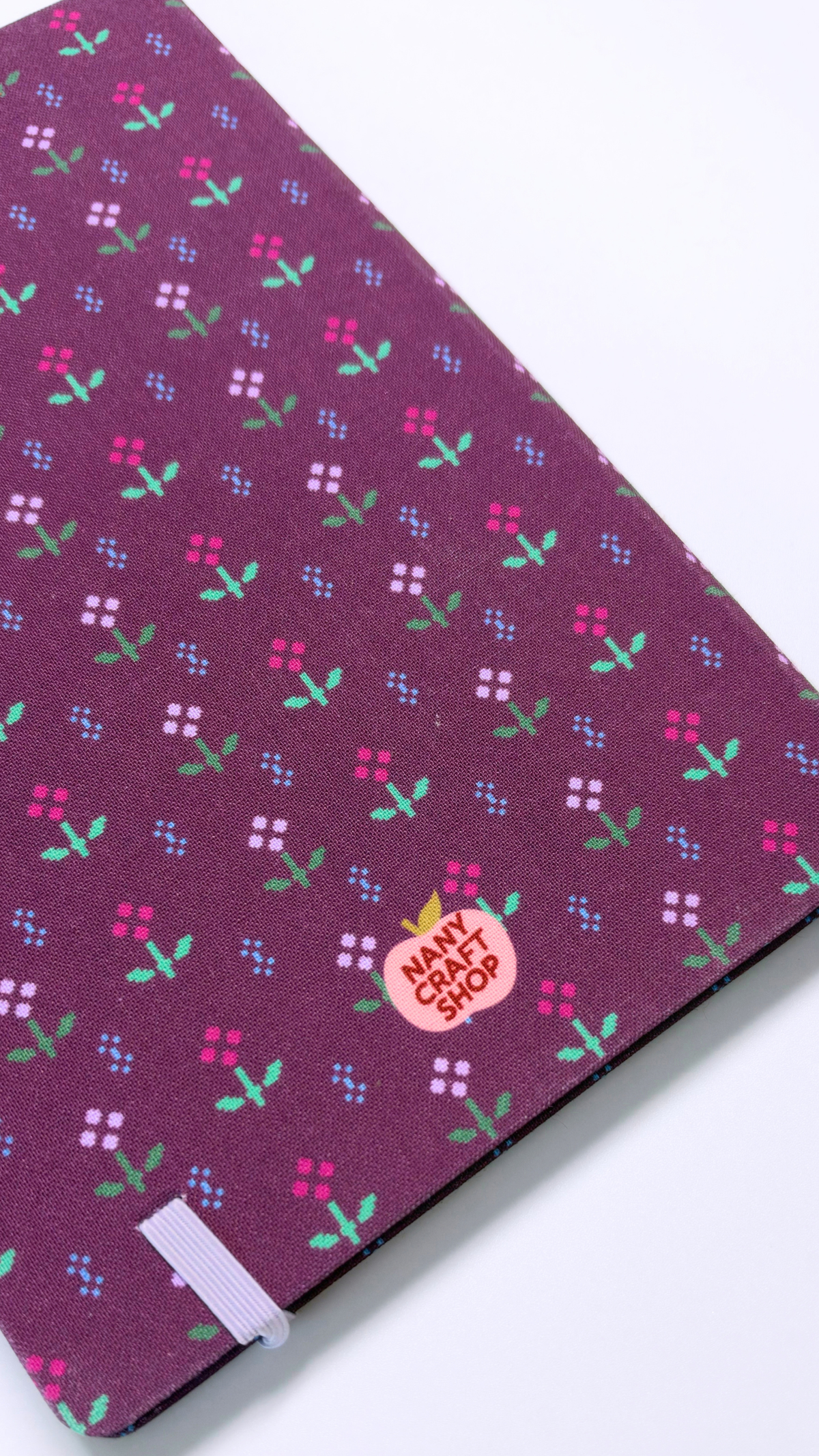 Carnet de journaling violet à motifs floraux colorés avec fermeture élastique signé Nany Craft Shop pour la collection tous les produits
