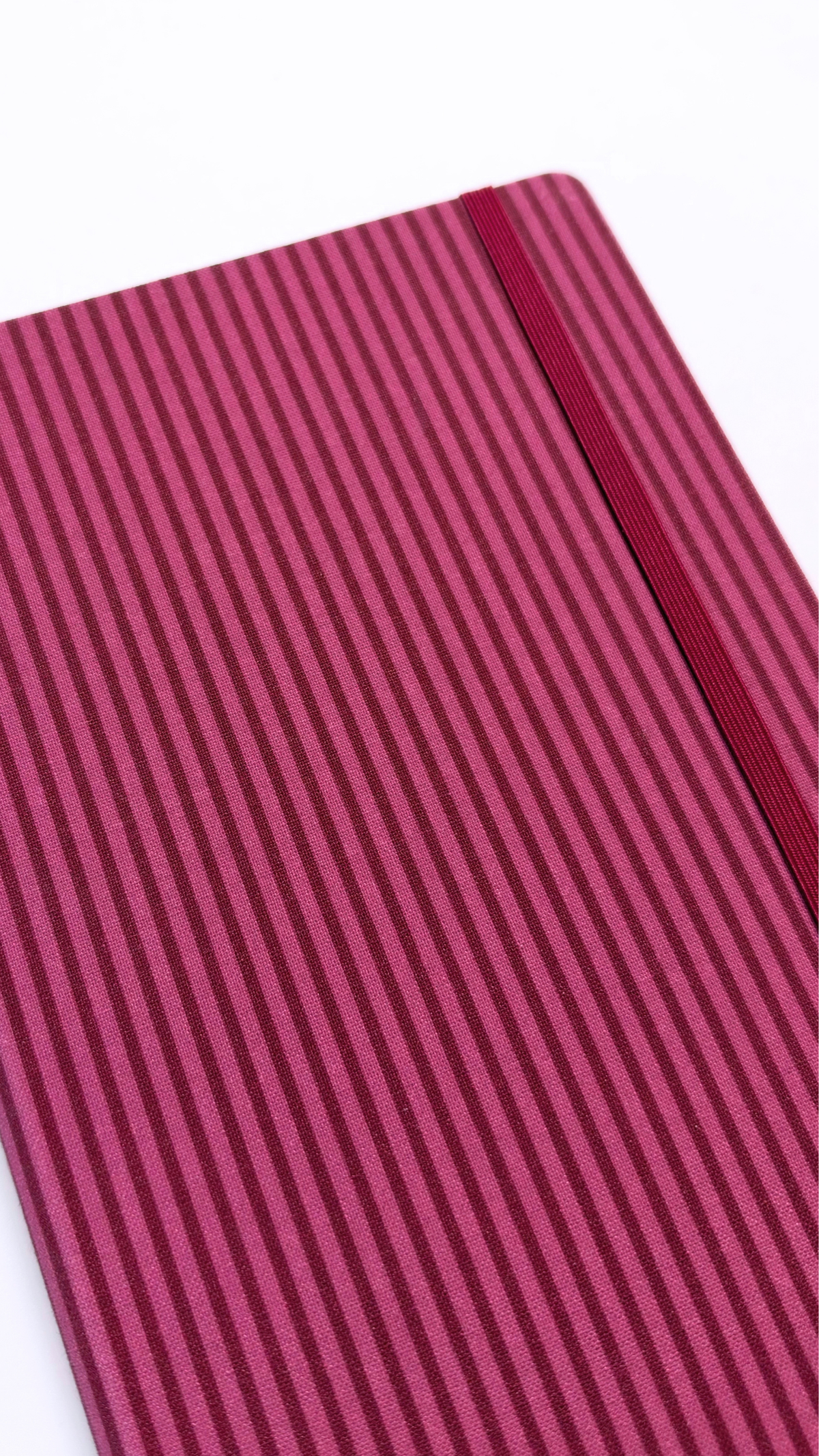 Carnet à couverture rigide rose framboise à fines rayures bordeaux et dos coordonné pour le journaling par Nany Craft Shop