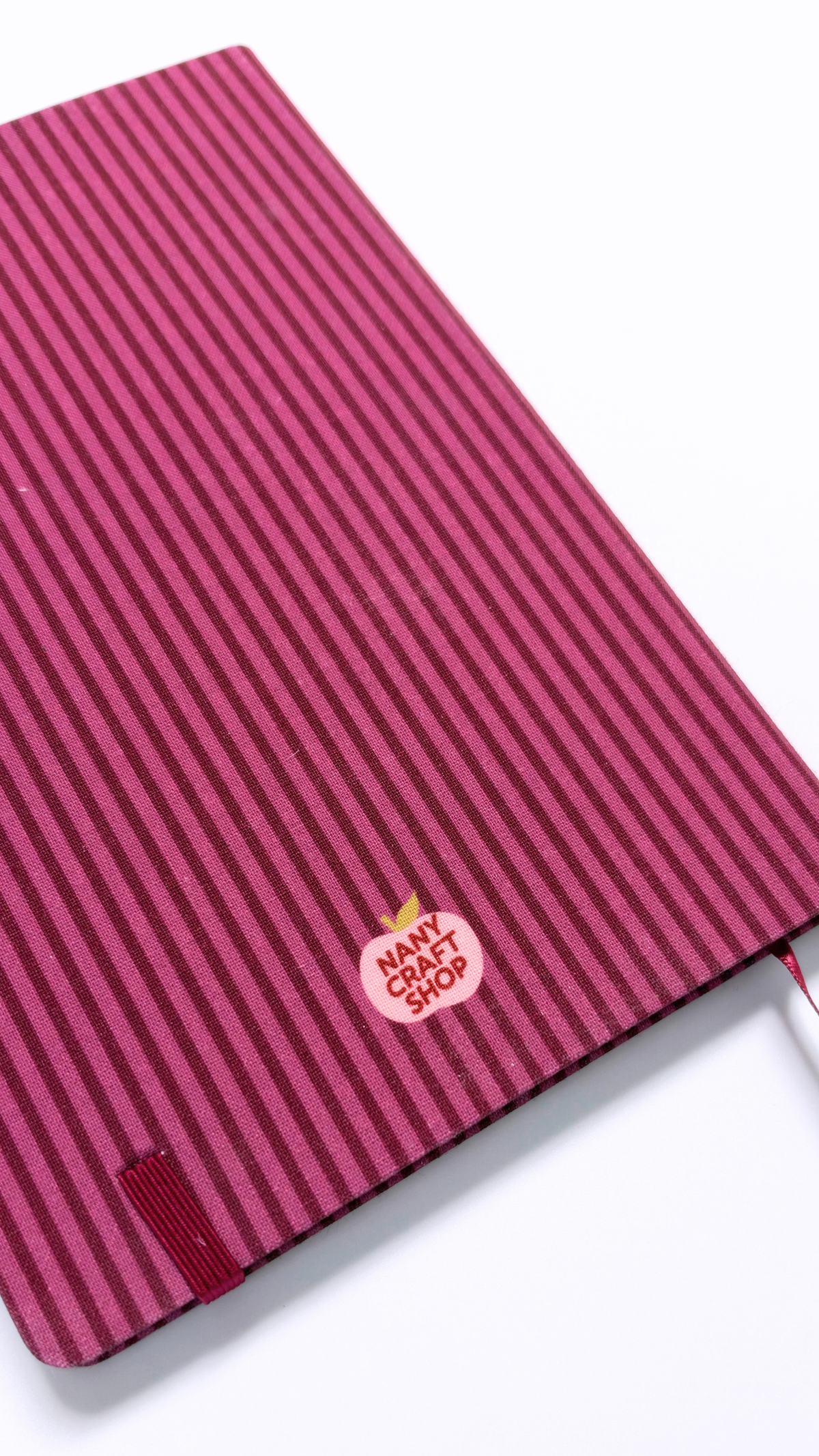 Carnet de journaling Nany Craft Shop à couverture rose framboise rayée avec tranche reliée et fermeture en ruban rouge pour créations de papeterie