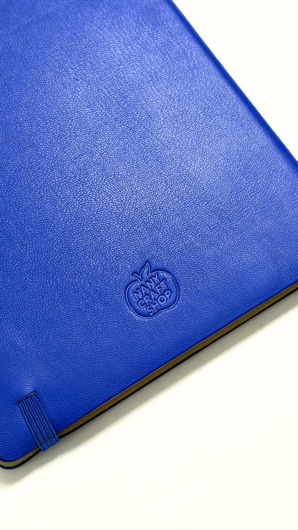 Carnet bleu cobalt à couverture texturée avec fermeture élastique et logo embossé pour journaling papeterie par Nany Craft Shop dans la collection tous les produits