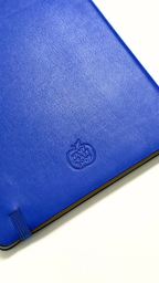 Carnet bleu cobalt à couverture texturée avec fermeture élastique et logo embossé pour journaling papeterie par Nany Craft Shop dans la collection tous les produits