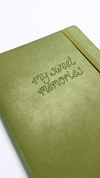 Carnet vert olive à couverture texturée avec inscription My Sweet Memories et fermeture élastique pour journaling par Nany Craft Shop dans tous les produits