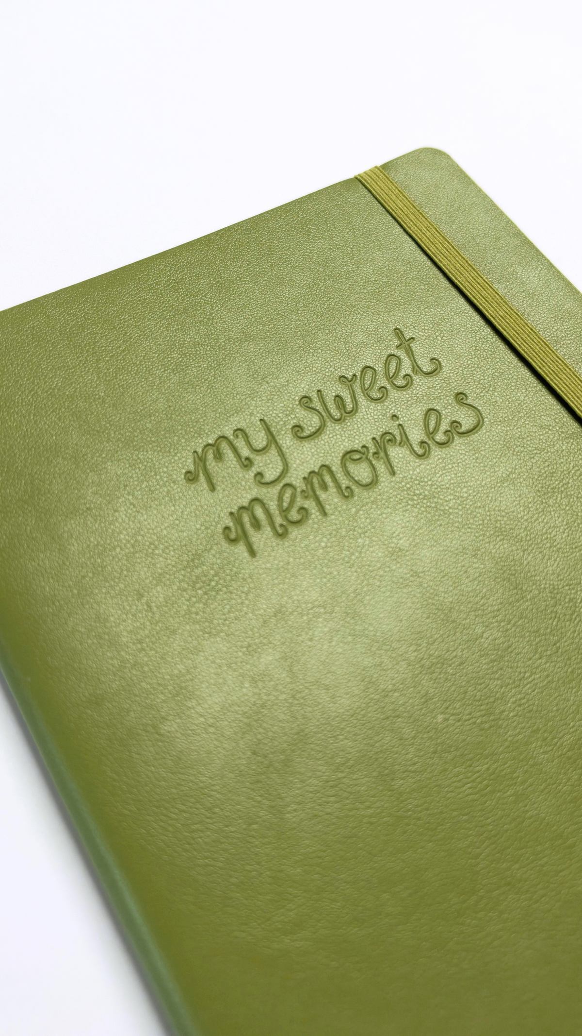 Carnet vert olive à couverture texturée avec inscription My Sweet Memories et fermeture élastique pour journaling par Nany Craft Shop dans tous les produits