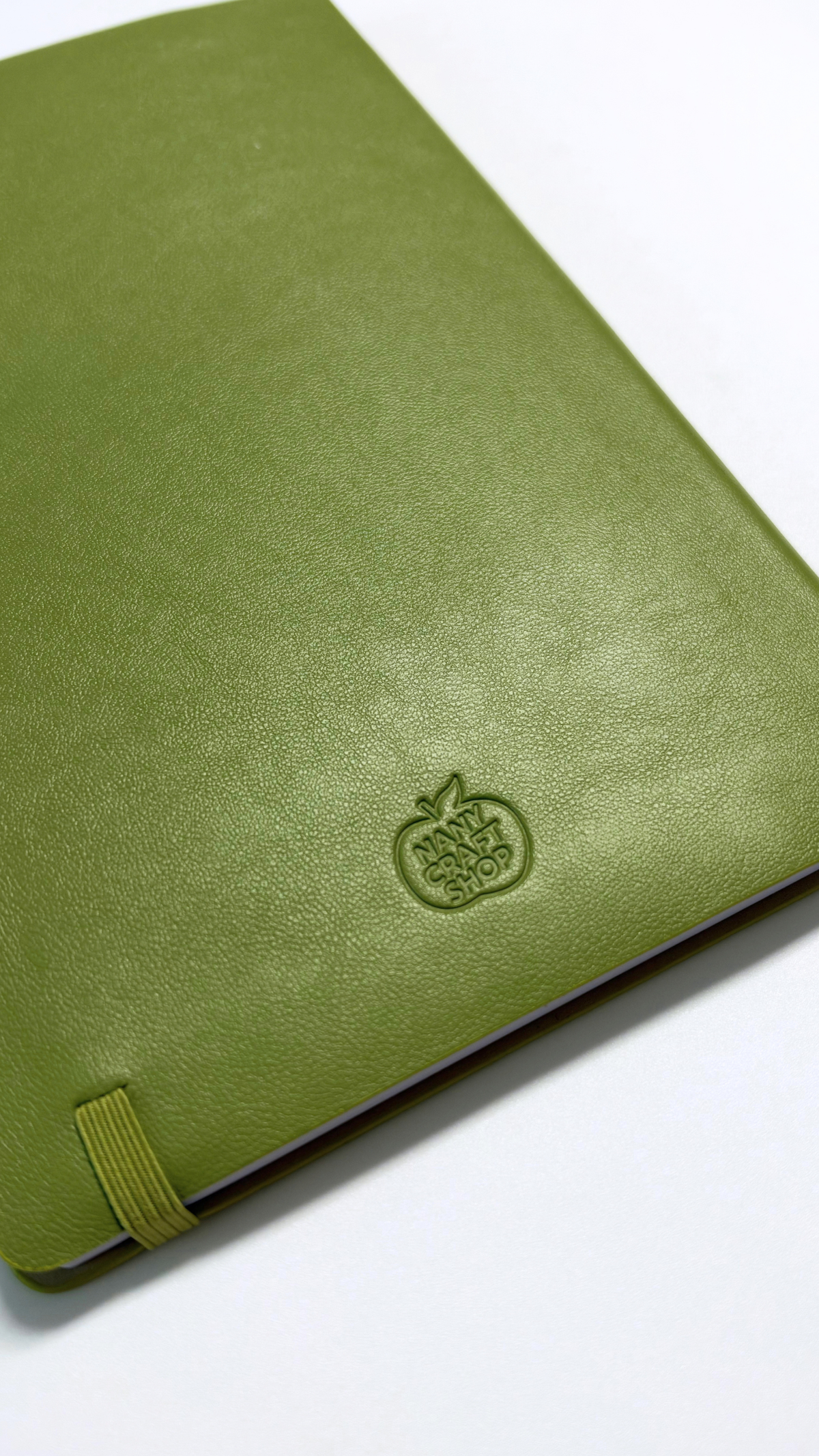 Carnet vert olive à couverture texturée avec fermeture élastique et logo en relief pour le journaling par Nany Craft Shop dans tous les produits