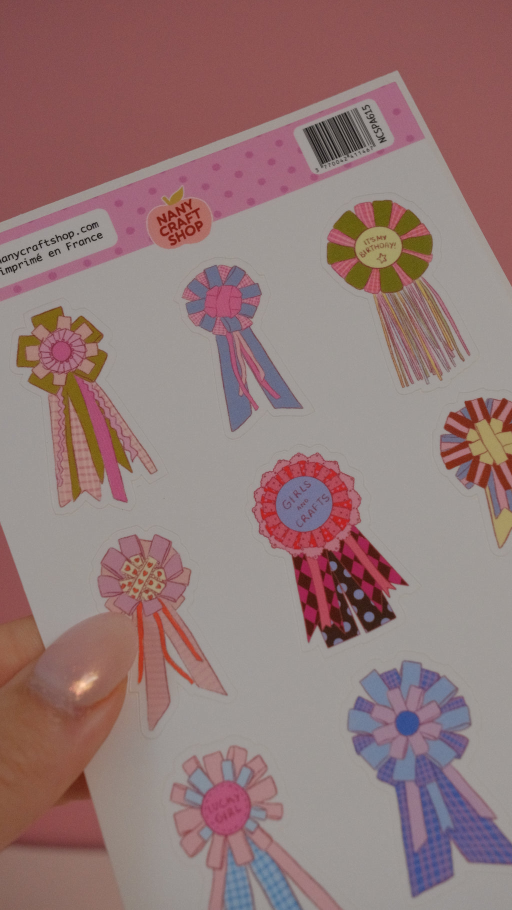 Planche de stickers colorés en forme de rosettes et médailles avec rubans pour journaling et papeterie signée Nany Craft Shop