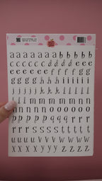 Planche de stickers alphabet en lettres manuscrites noires sur fond blanc avec motifs roses pour journaling et décoration de carnets par Nany Craft Shop