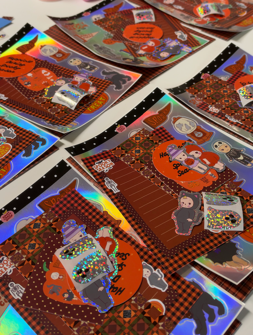 Kit d’octobre Nany Junk Club : planches de stickers Halloween sur fond à carreaux