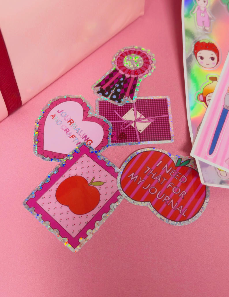 Découpes en formes de cœurs et cartes décoratives rose et multicolores
