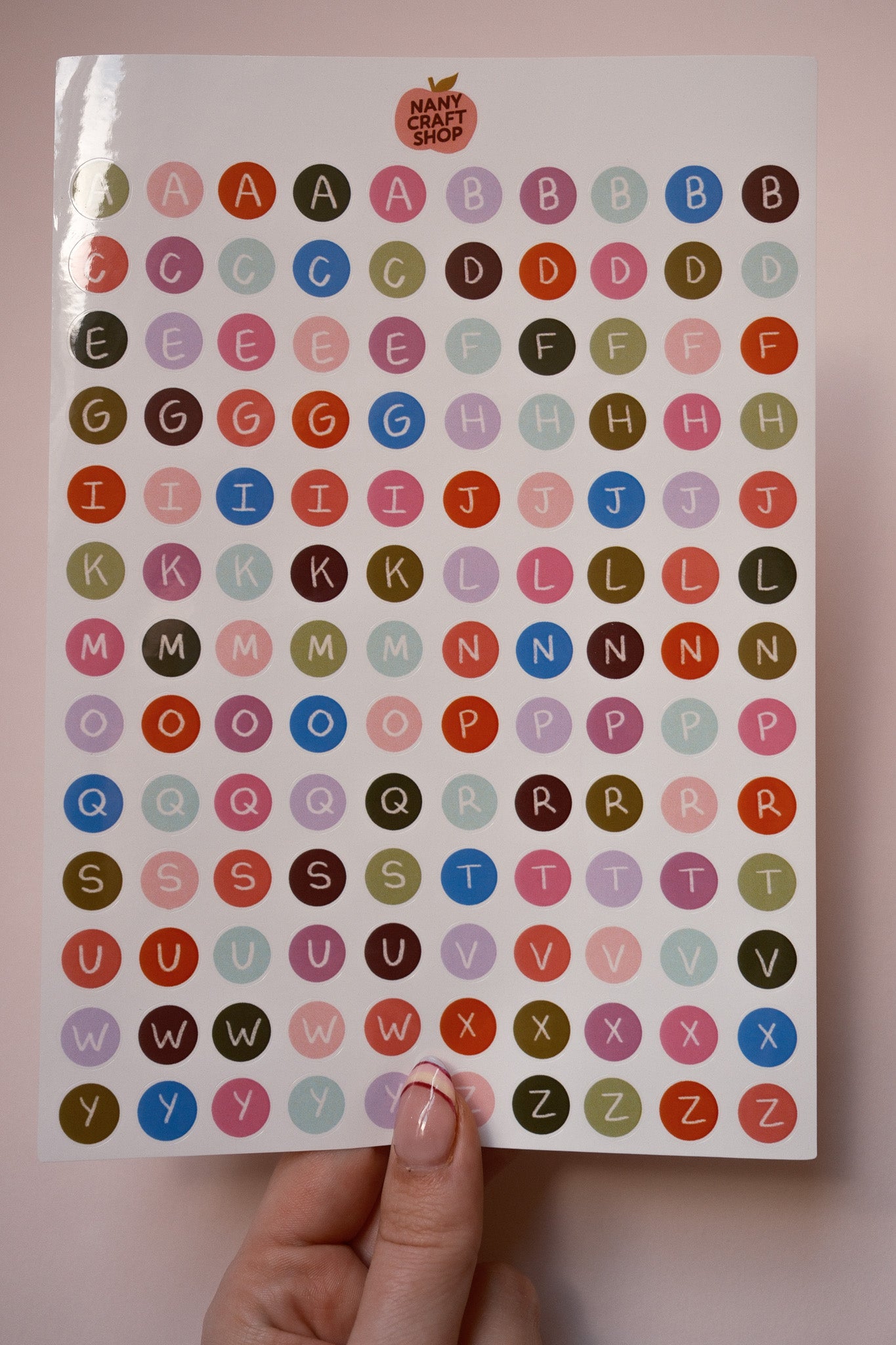 A5-Bogen mit Alphabet-Button-Aufklebern