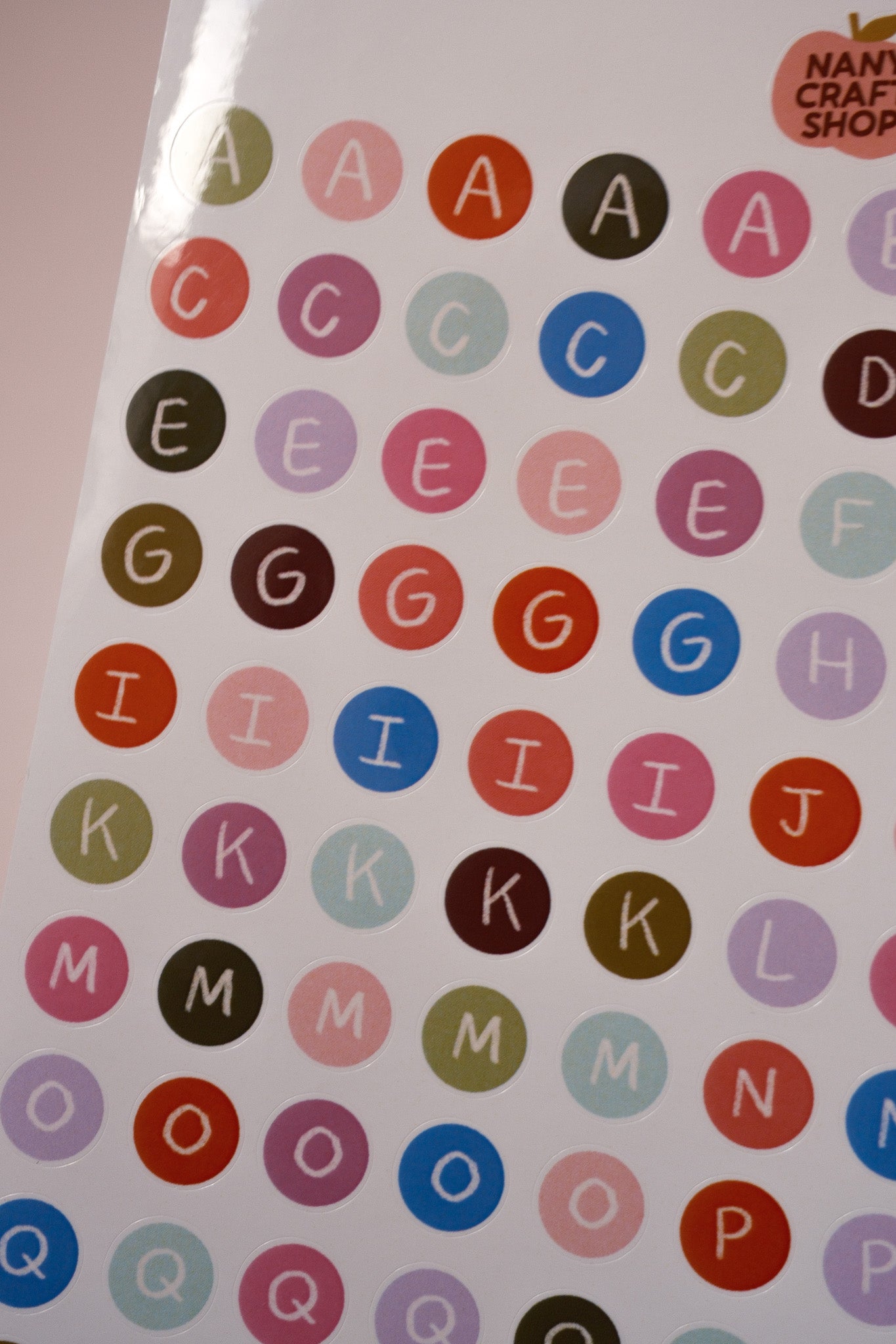 A5-Bogen mit Alphabet-Button-Aufklebern