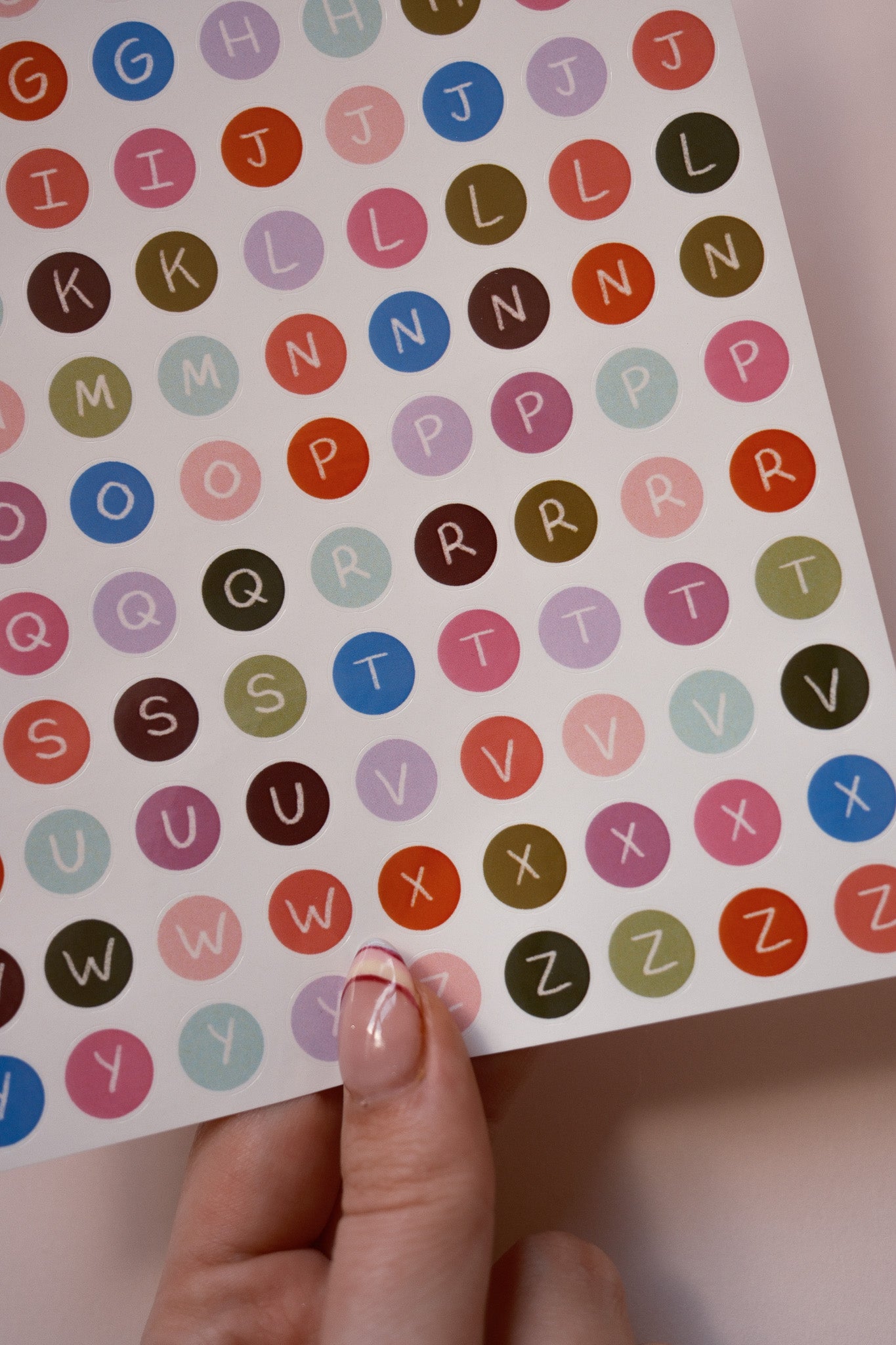 A5-Bogen mit Alphabet-Button-Aufklebern