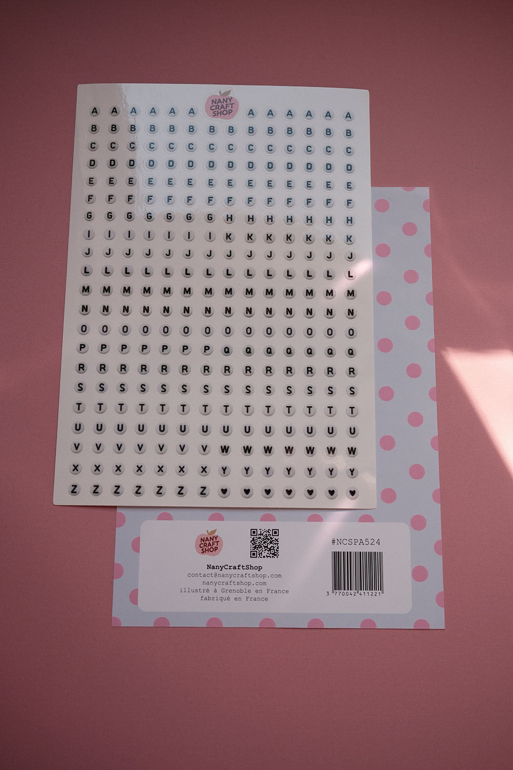 A5-Bogen mit Alphabet-Button-Aufklebern