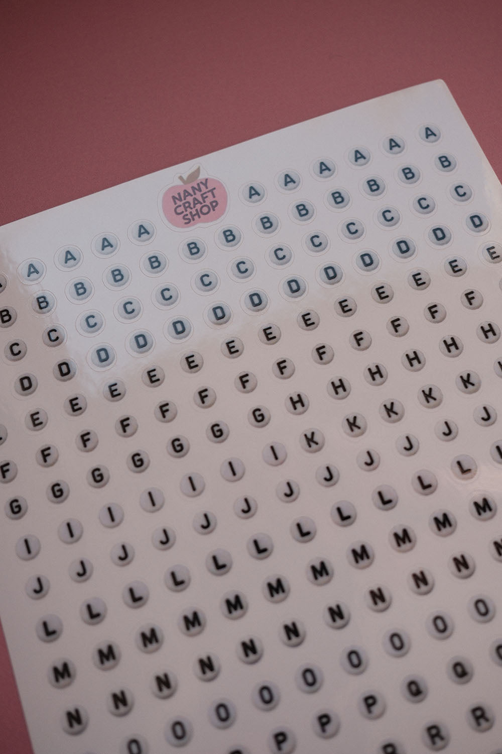 A5-Bogen mit Alphabet-Button-Aufklebern