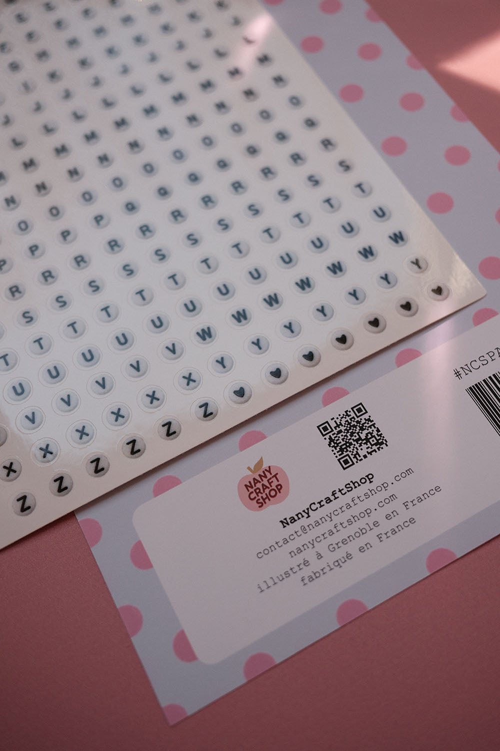 A5-Bogen mit Alphabet-Button-Aufklebern