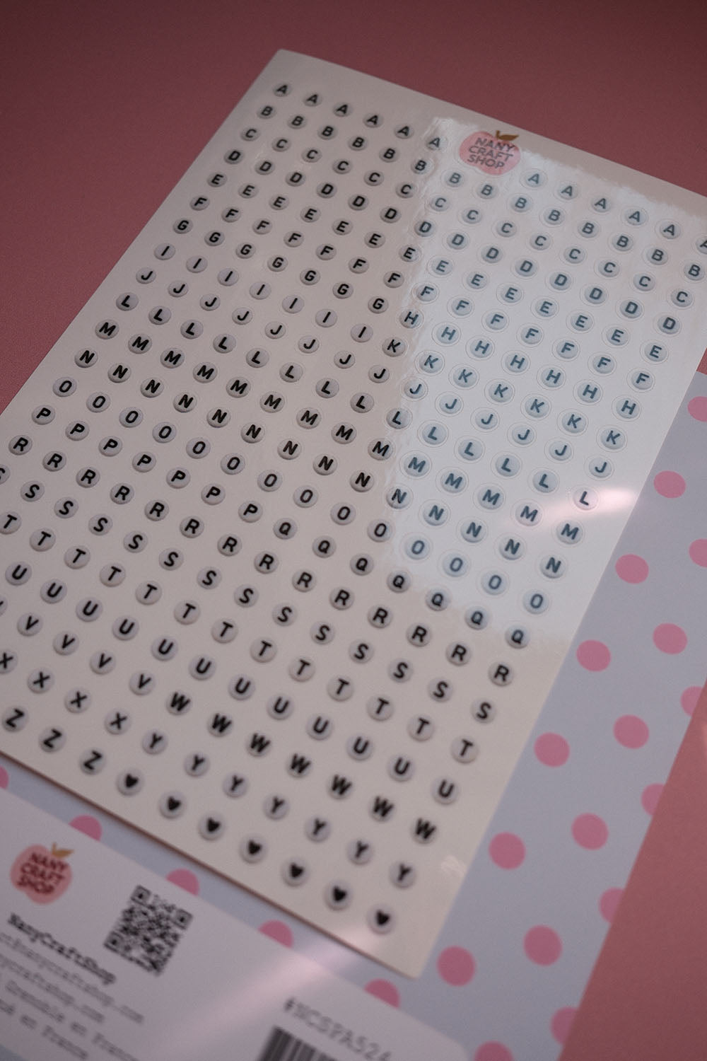A5-Bogen mit Alphabet-Button-Aufklebern