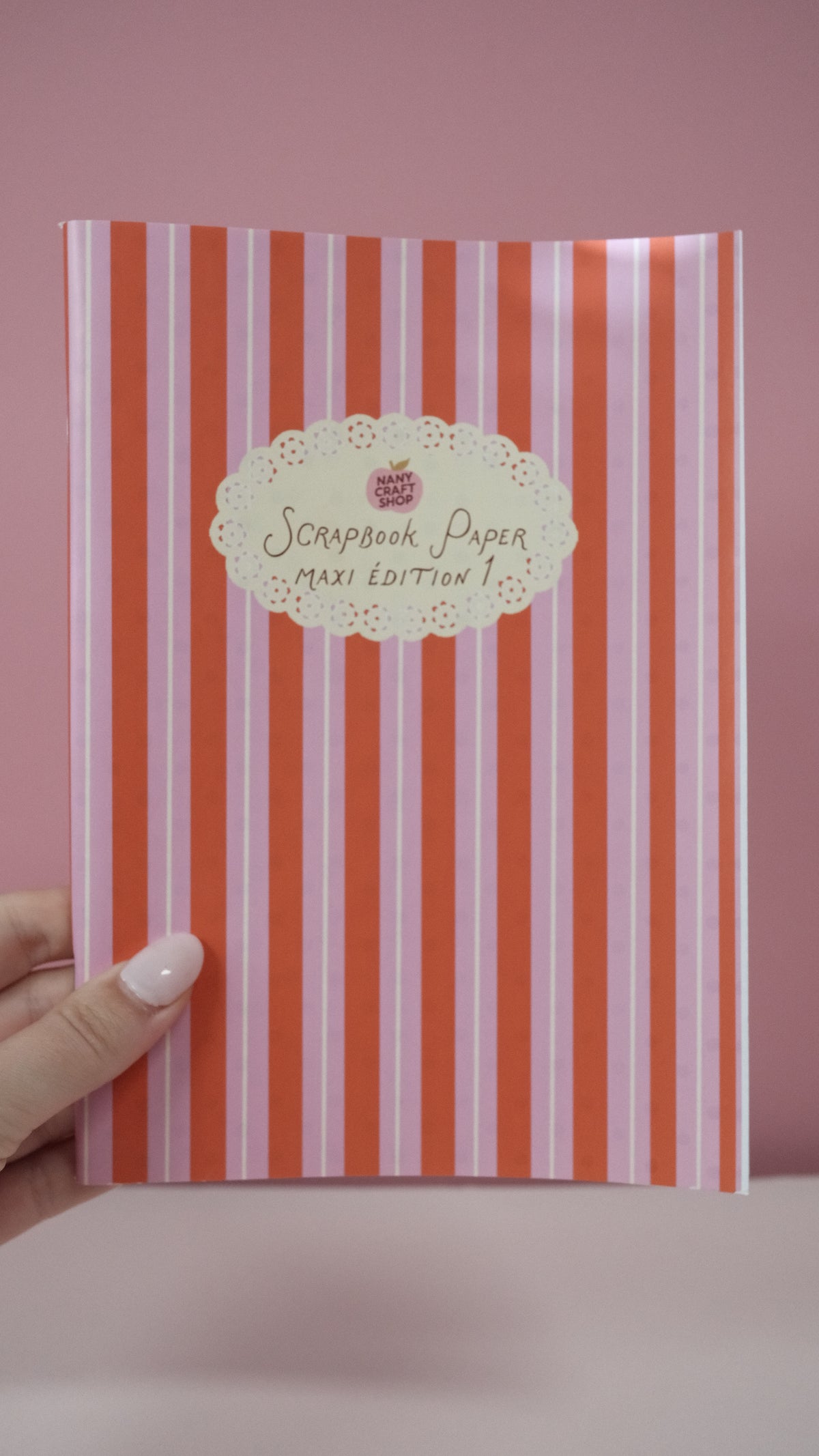 Papier scrapbooking rayé rose corail, étiquette ronde « Maxi édition 1 »