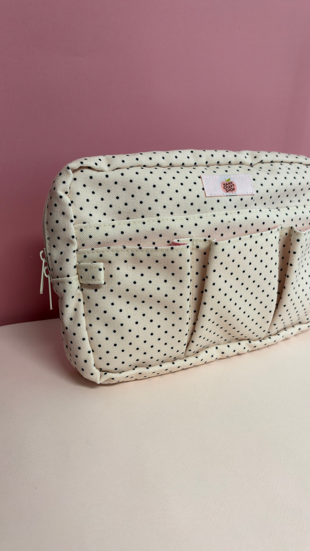 Pochette de rangement couleur vanille à pois noirs avec plusieurs compartiments et fermeture éclair par Nany Craft Shop dans tous les produits