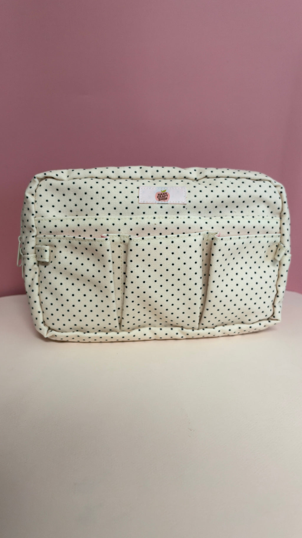 Pochette de rangement couleur vanille à pois noirs avec plusieurs compartiments intérieurs par Nany Craft Shop pour tous les produits