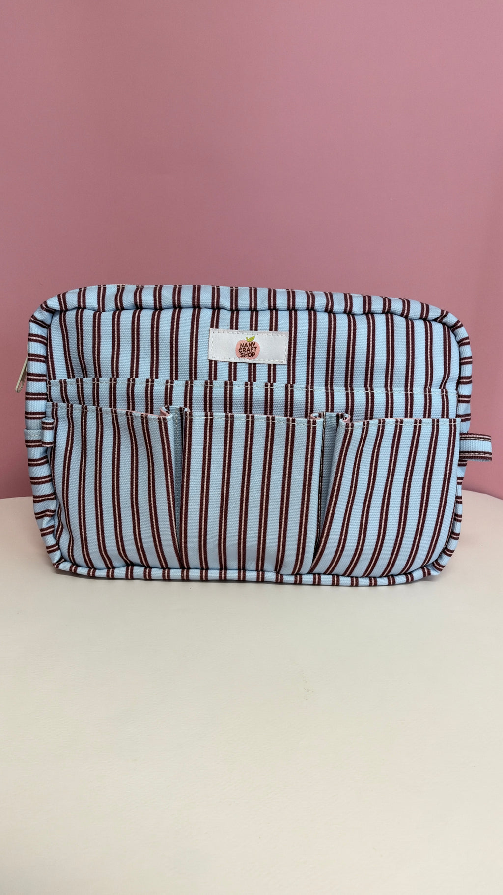 Pochette en tissu rayé bleu blanc et brun avec poche extérieure et étiquette décorative par Nany Craft Shop pour tous les produits