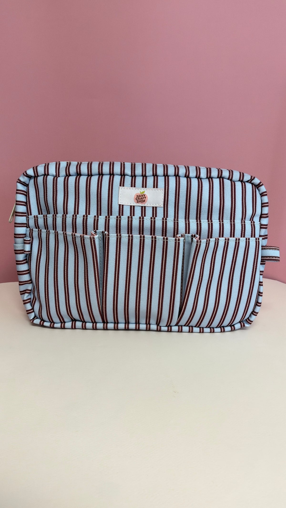 Pochette en tissu rayé bleu blanc et brun avec poche extérieure et étiquette décorative par Nany Craft Shop pour tous les produits