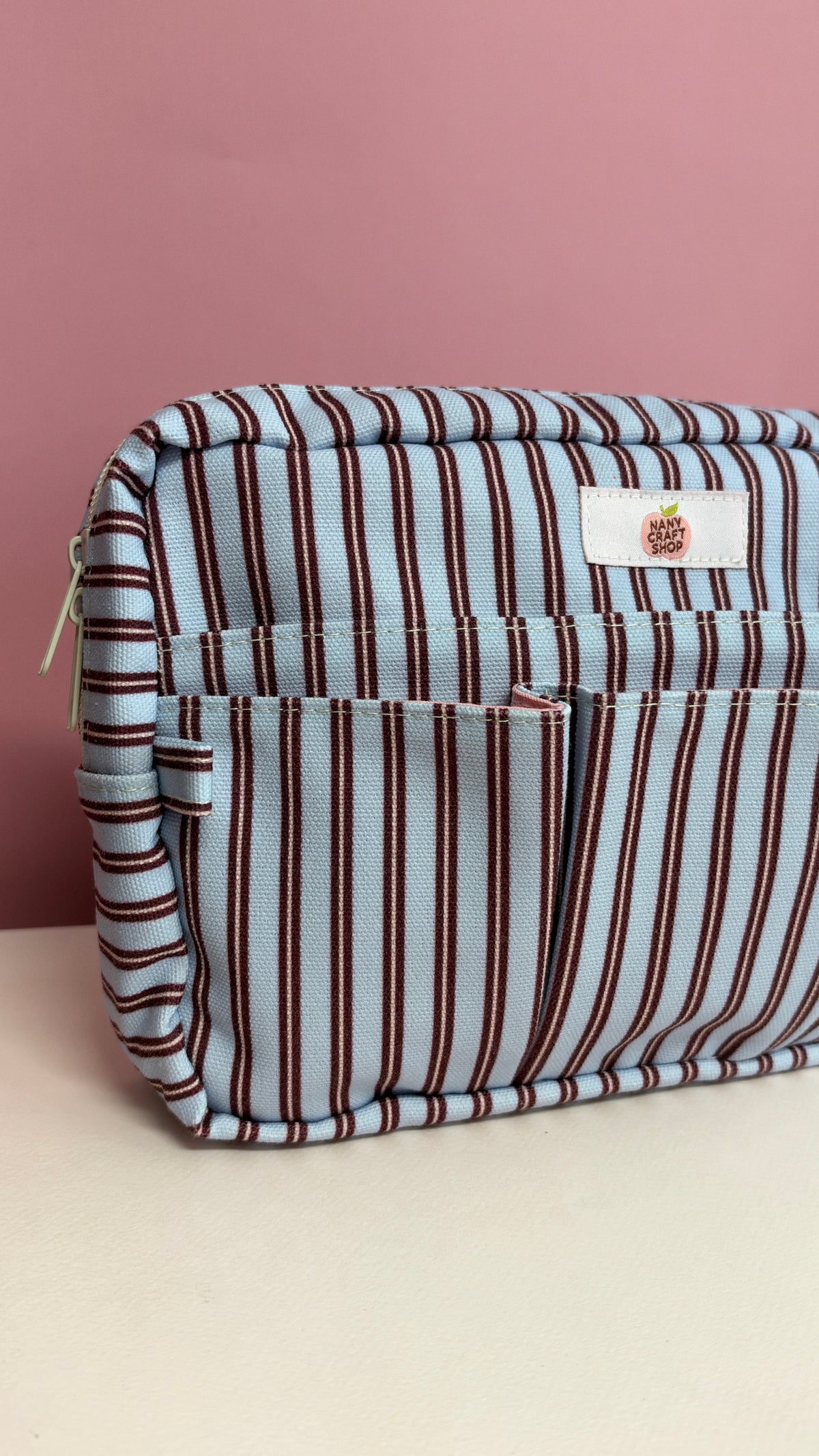 Trousse en tissu rayé bleu clair et bordeaux avec poche avant pour la papeterie Nany Craft Shop tous les produits