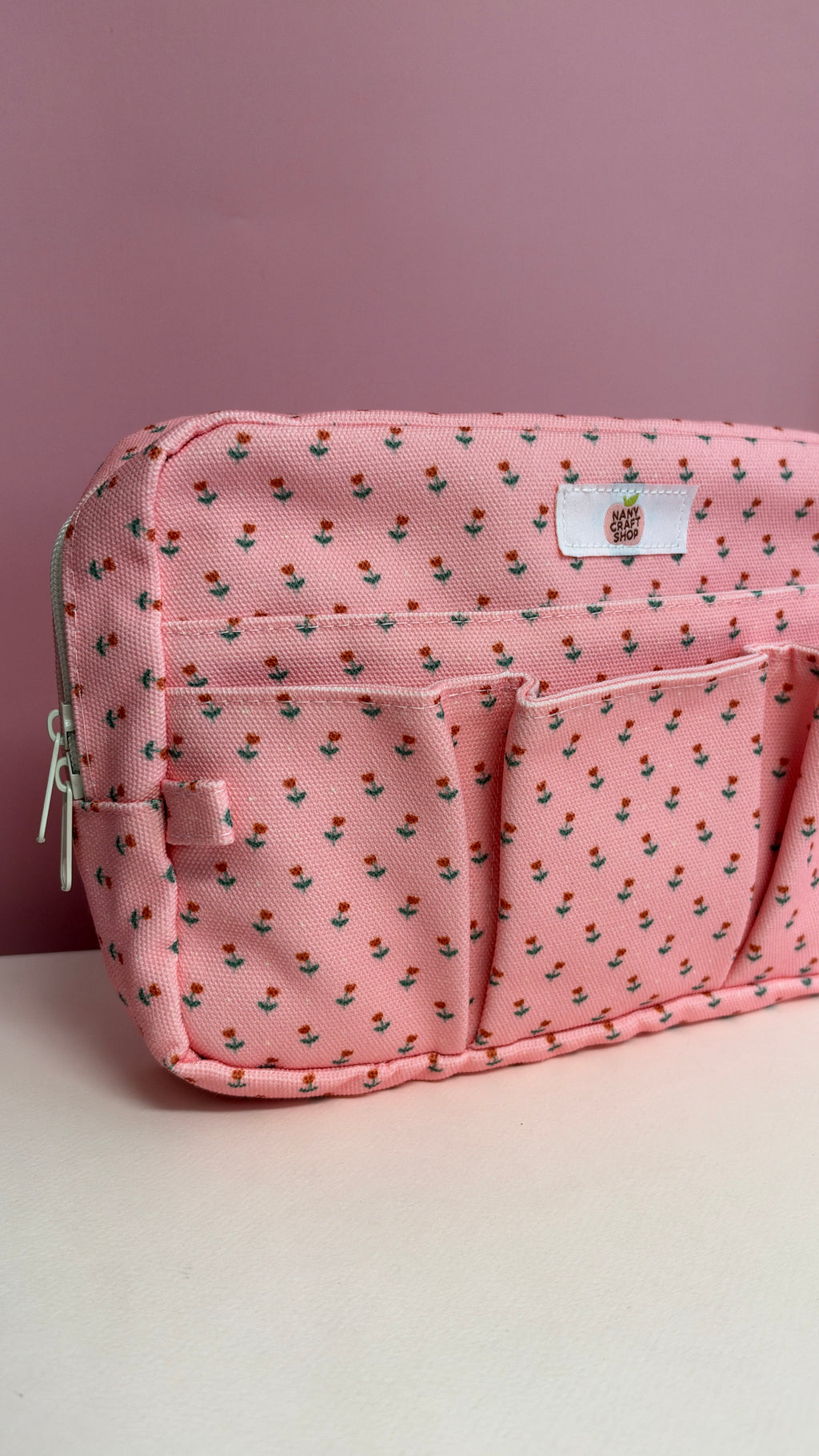 Pochette rose à motifs fleuris avec fermeture éclair et poches extérieures pour ranger carnets et stickers par Nany Craft Shop dans tous les produits