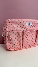 Pochette rose à motifs fleuris avec fermeture éclair et poches extérieures pour ranger carnets et stickers par Nany Craft Shop dans tous les produits