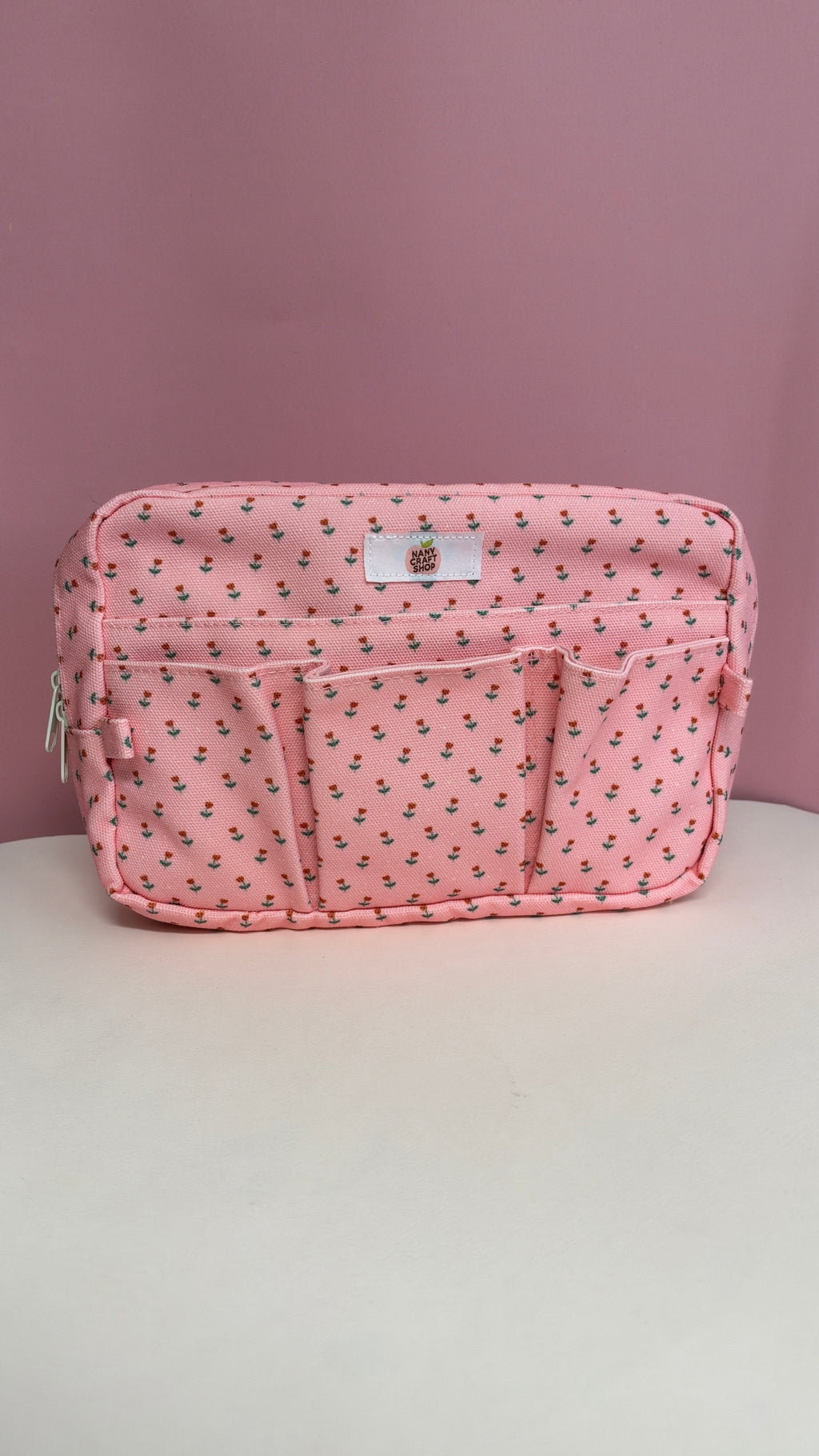 Pochette rose à motif fleuri avec plusieurs compartiments et fermetures éclair visible de face Nany Craft Shop tous les produits