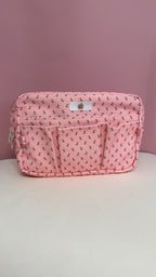 Pochette rose à motif fleuri avec plusieurs compartiments et fermetures éclair visible de face Nany Craft Shop tous les produits