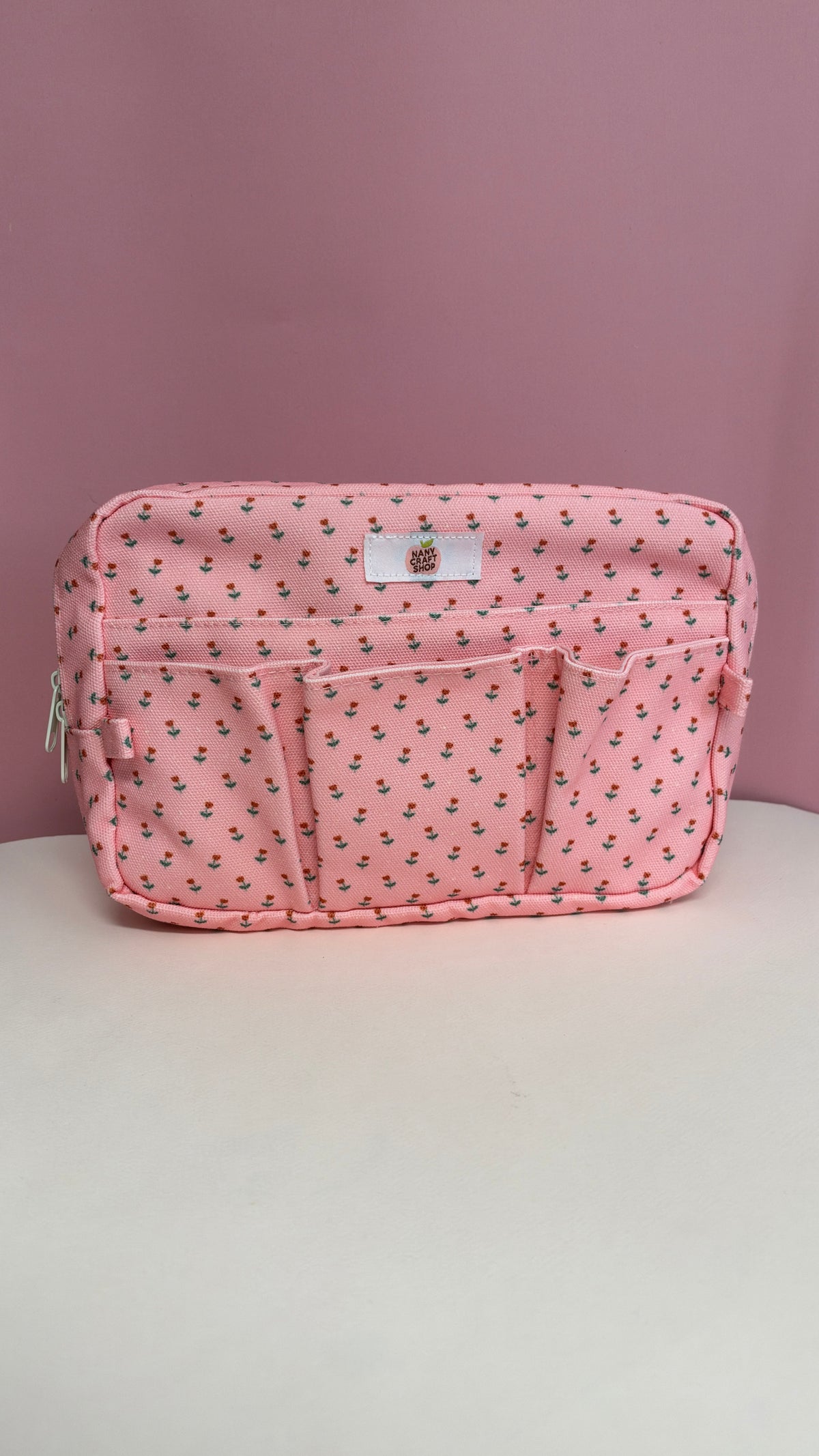 Pochette rose à motif fleuri avec plusieurs compartiments et fermetures éclair visible de face Nany Craft Shop tous les produits