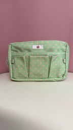 Pochette vert matcha à pois roses avec poches extérieures et fermeture éclair par Nany Craft Shop tous les produits