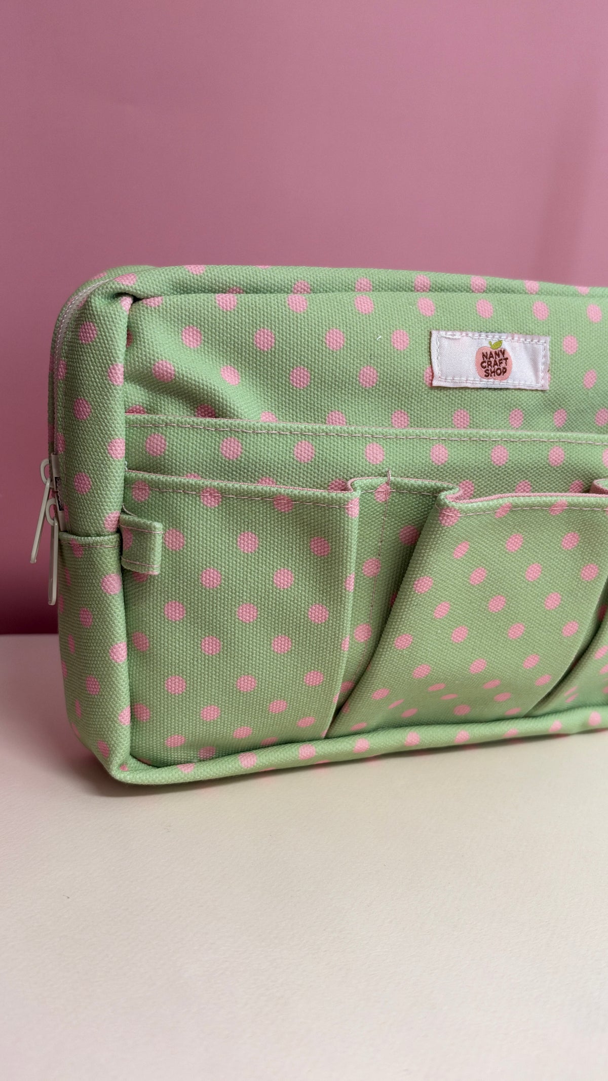 Pochette vert matcha à pois roses avec plusieurs poches zippées pour accessoires de papeterie par Nany Craft Shop collection tous les produits