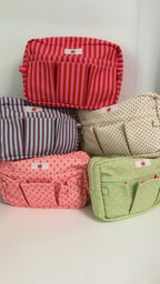 Pochette zippée rayée rouge et blanche, en toile, avec petit étiquette carrée