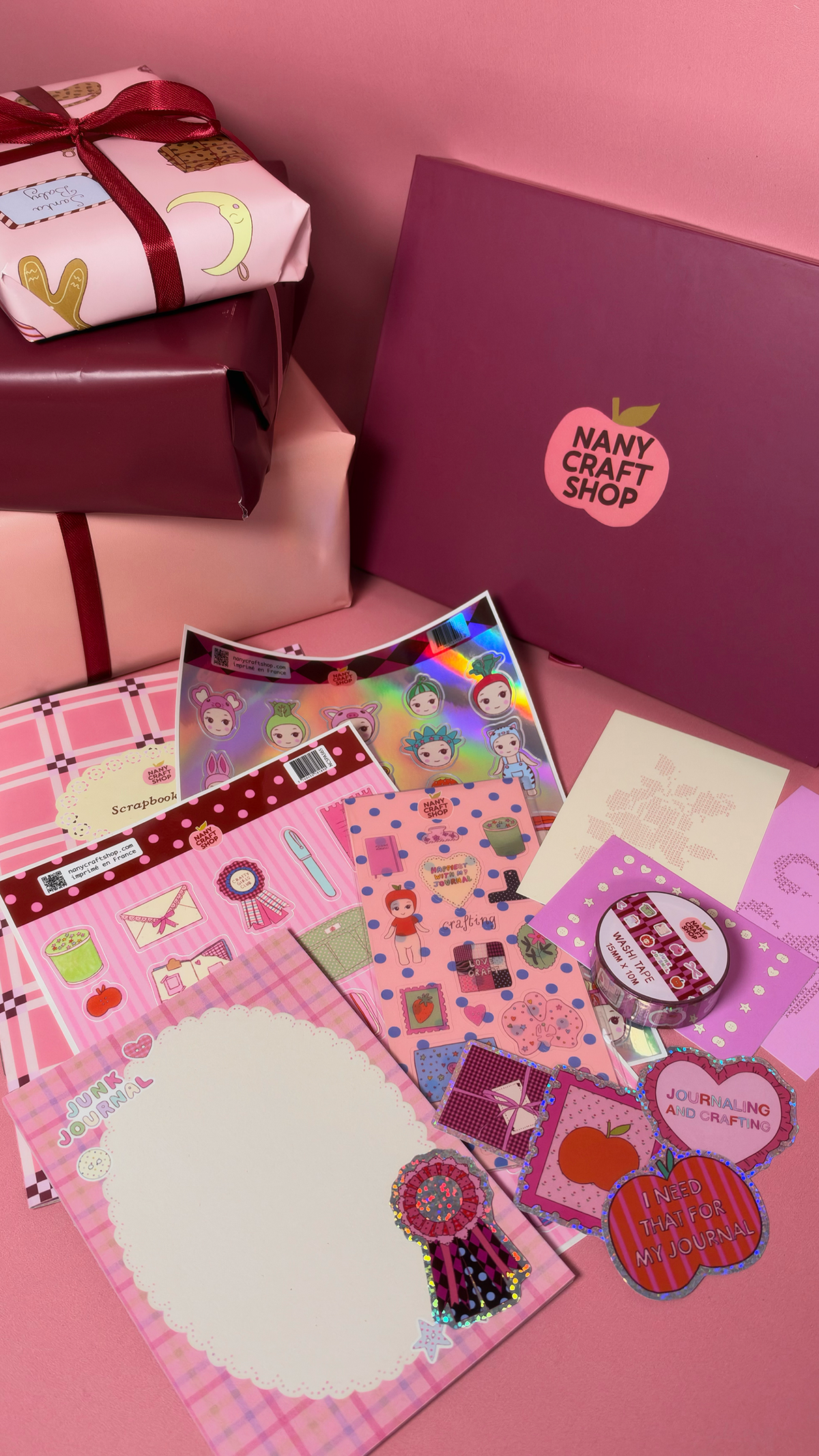 Coffret anniversaire rose avec papeterie de journaling stickers carnets cartes et accessoires créatifs présentés sur un fond rose par Nany Craft Shop