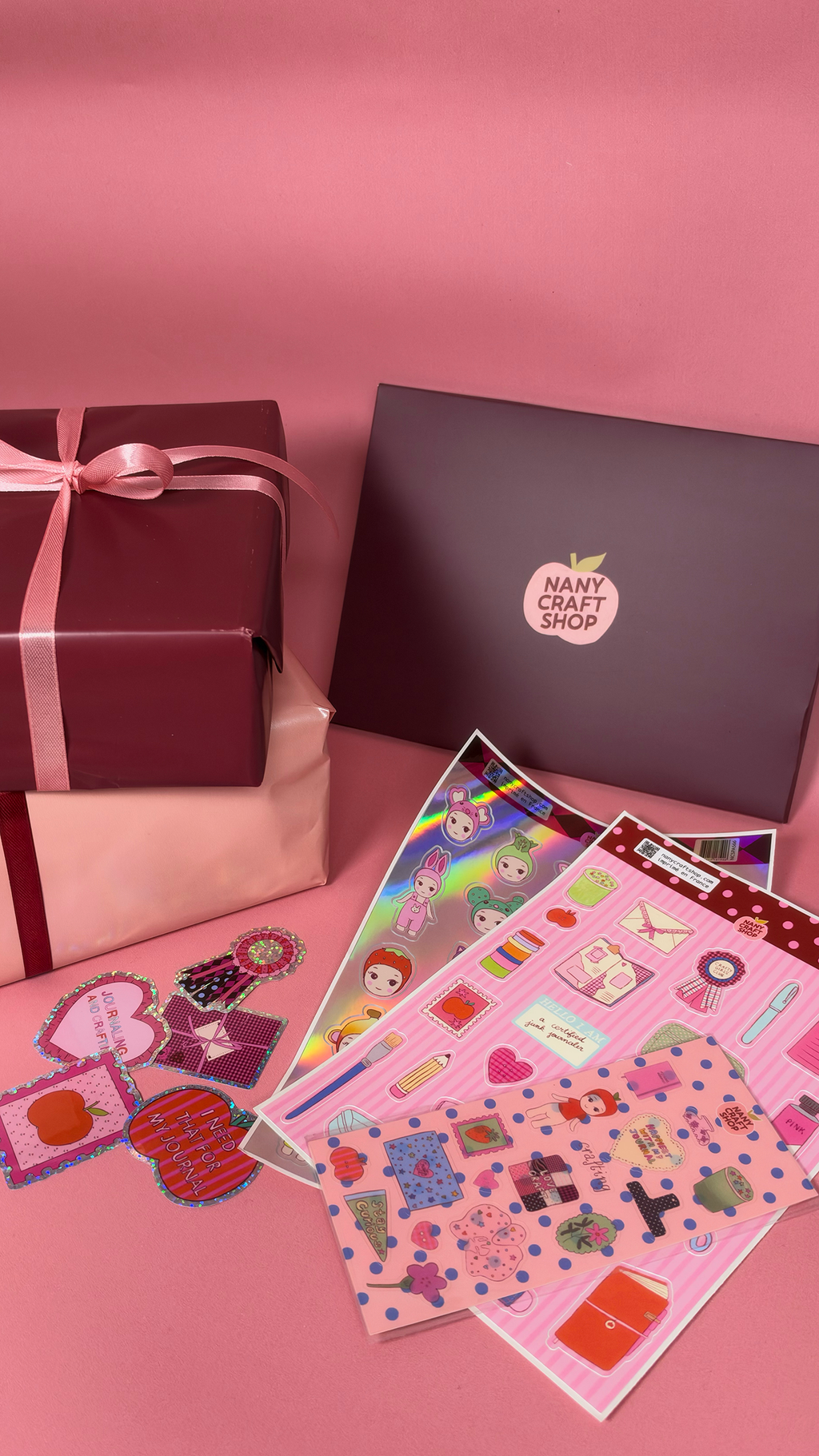 Coffret cadeau anniversaire rose avec feuilles de stickers colorés et accessoires de papeterie présentés par Nany Craft Shop