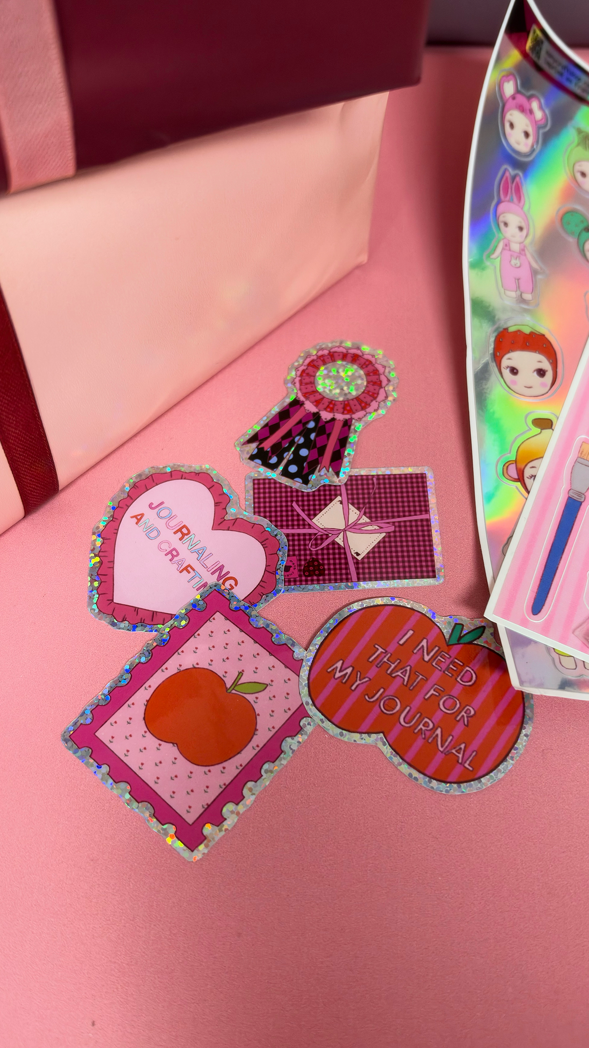 Mini coffret anniversaire coloré de papeterie artisanale avec cartes décorées motifs festifs et stickers signé Nany Craft Shop